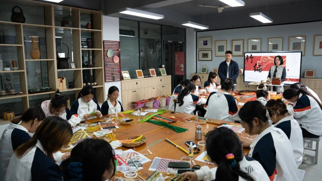 为非遗“添彩”，为青春“赋能”：江苏建院的文化育人新实践